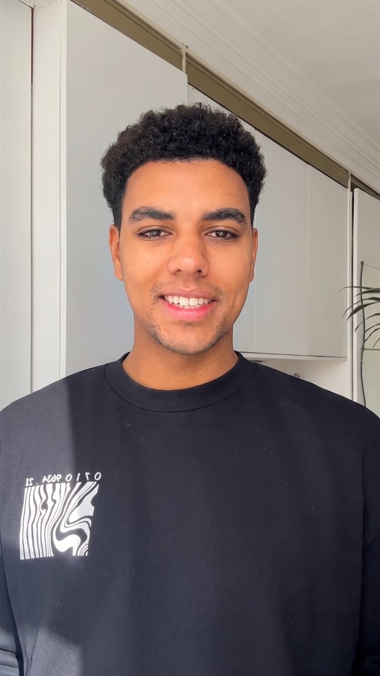 Avatar IA : jeune homme souriant en sweat noir